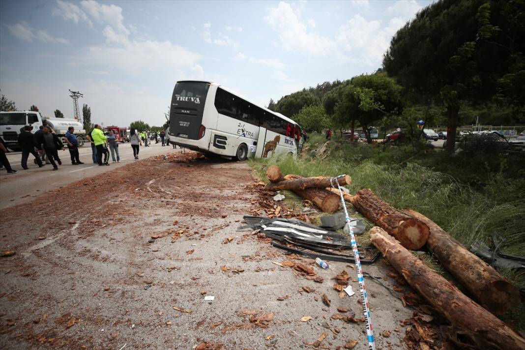 Biri yolcu otobüsü 3 araç kaza yaptı! 8 ölü, çok sayıda yaralı var 12